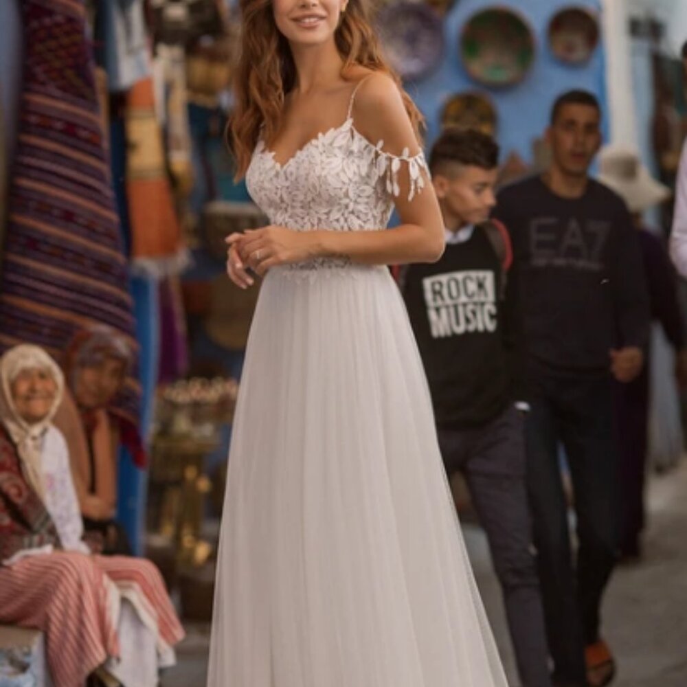 Ethereal Sexy Off-the-shoulder V-neck Tulle Wedding Dress With Lace Details